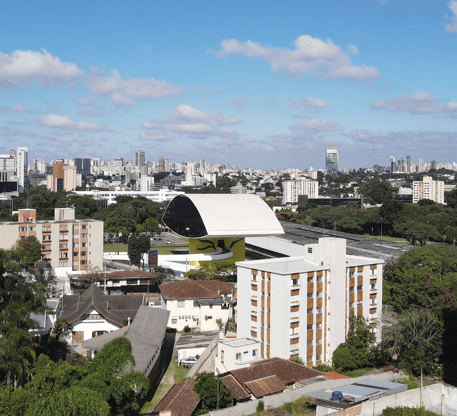 Vista do oitavo andar do Atto sobre o Ahú, com o MON ao fundo