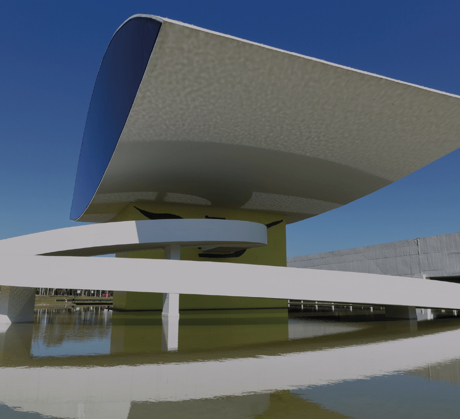 Museu Oscar Niemeyer visto de baixo, a uma quadra do Atto